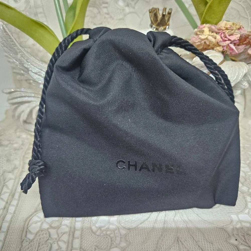 CHANEL MASCARA & MASCARA BASE SAMPLES IN CHANEL BLACK GIFT PUCH